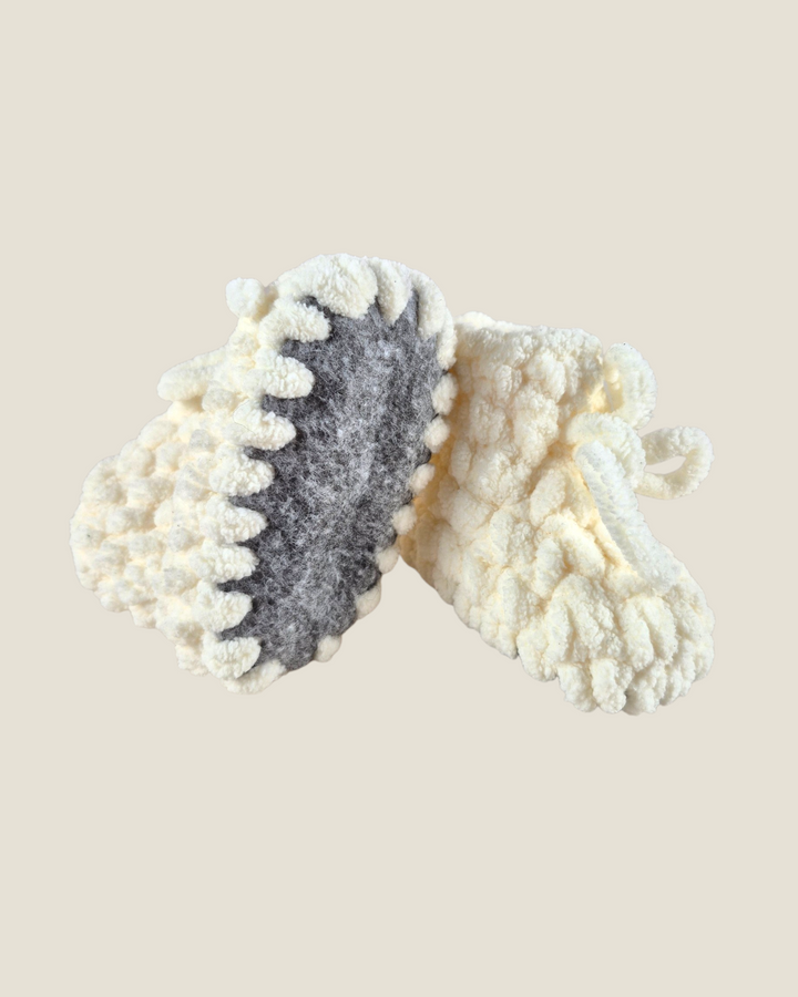 Pre-Loved White Knit Booties Approx 3-6M | Betty’s Marketplace